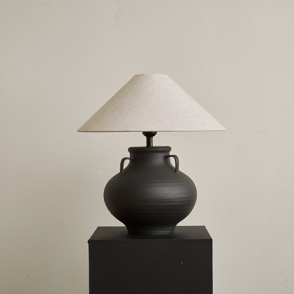 Clay lámpara de mesa cónica rústica
