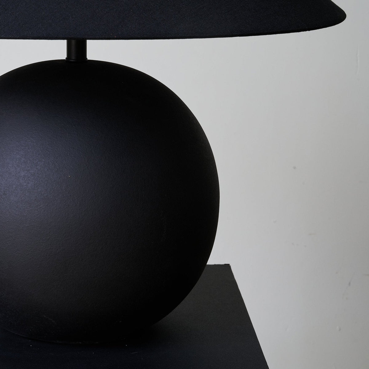 Elara lámpara de mesa minimalista en cerámica