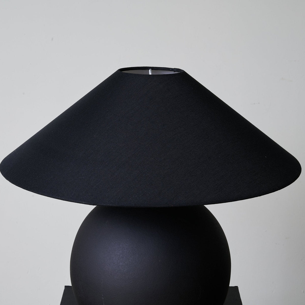 Elara lámpara de mesa minimalista en cerámica