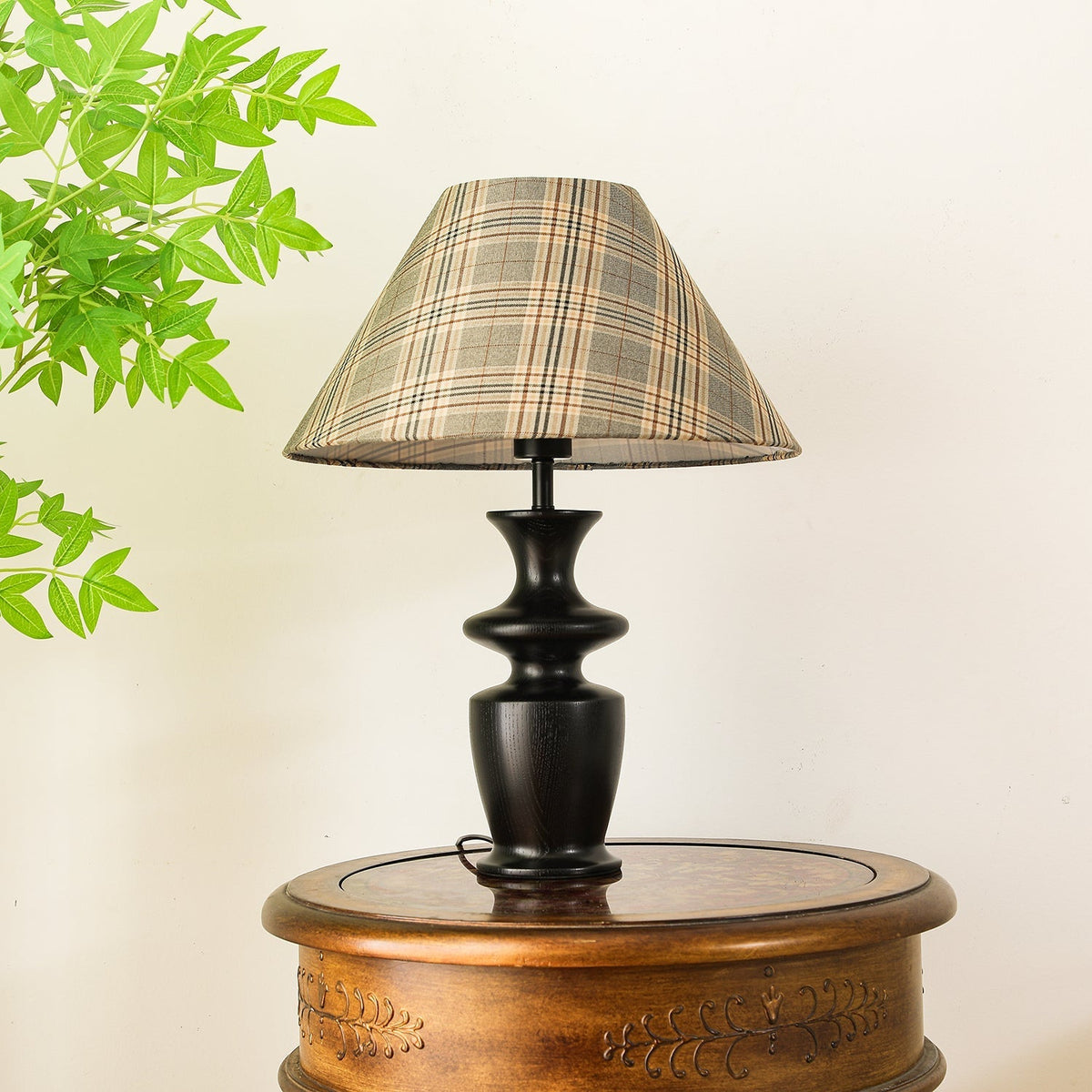 Herita lámpara de mesa de madera y tejido