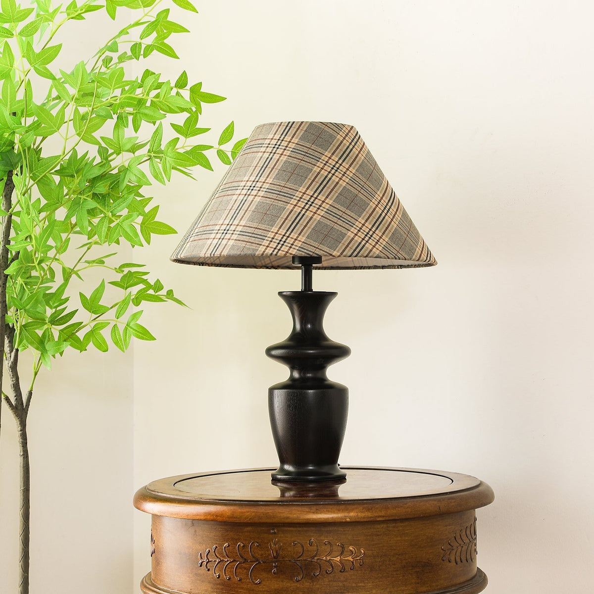 Herita lámpara de mesa de madera y tejido
