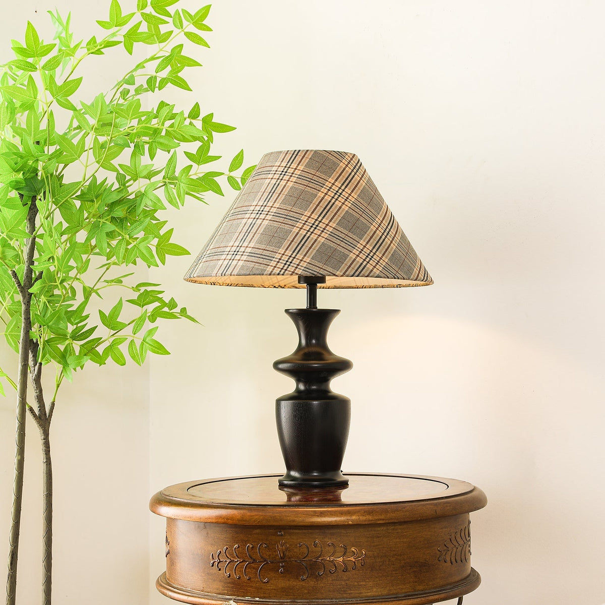 Herita lámpara de mesa de madera y tejido