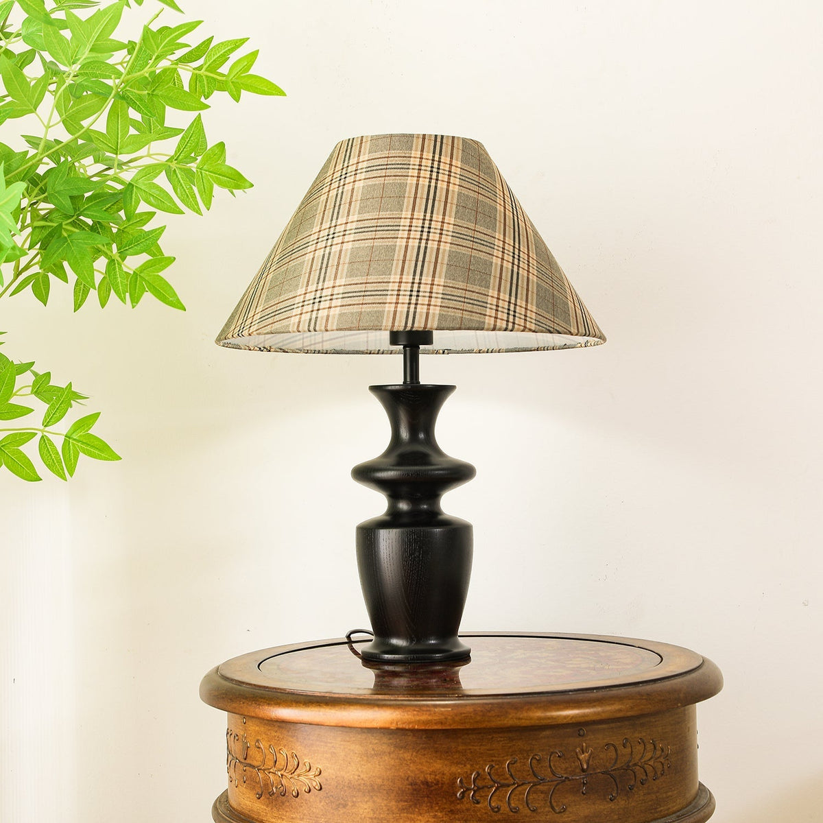 Herita lámpara de mesa de madera y tejido