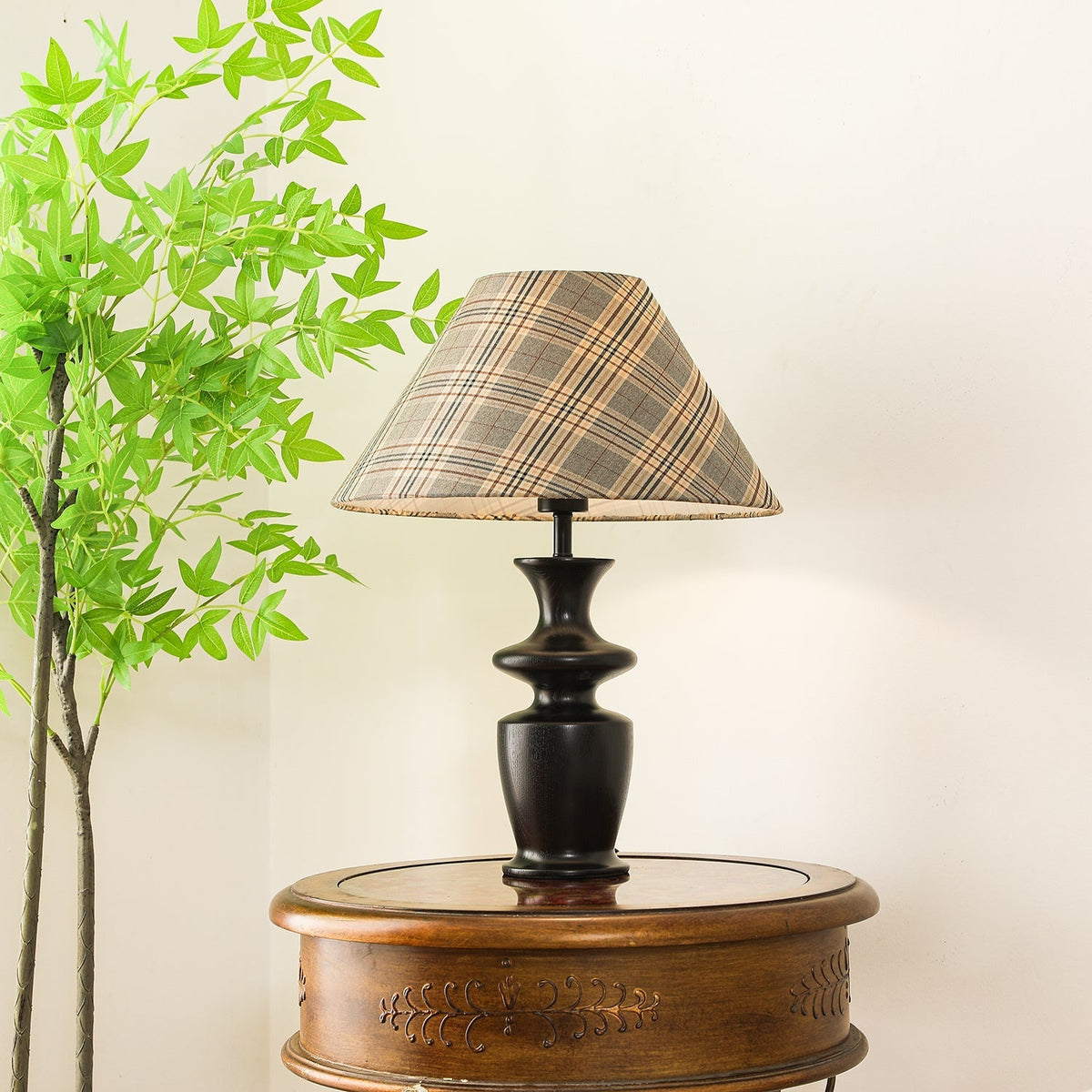 Herita lámpara de mesa de madera y tejido