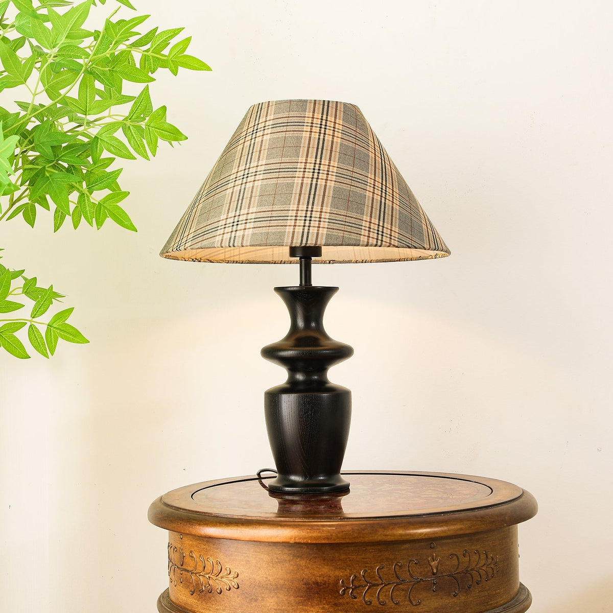 Herita lámpara de mesa de madera y tejido