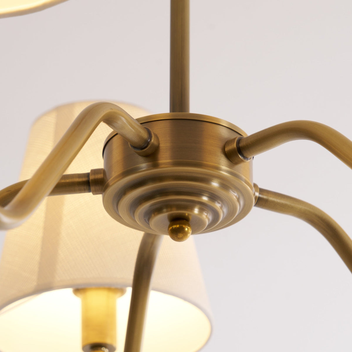 Viraean lámpara de araña vintage industrial de latón con pantalla de tejido