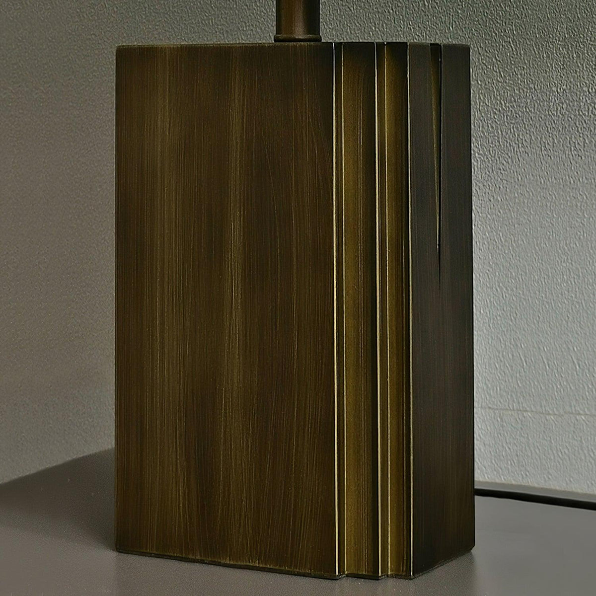 Cylo lámpara de mesa minimalista de resina