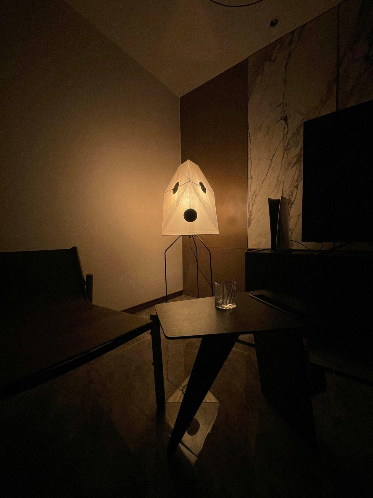 Sath lámpara de pie con tejido artístico