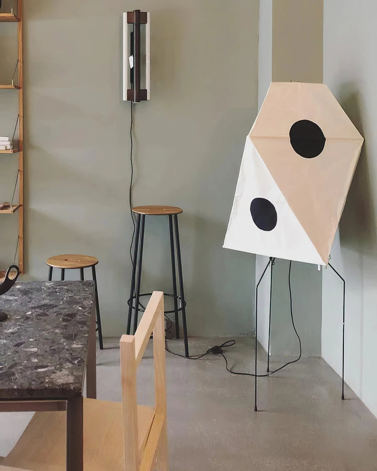 Sath lámpara de pie con tejido artístico