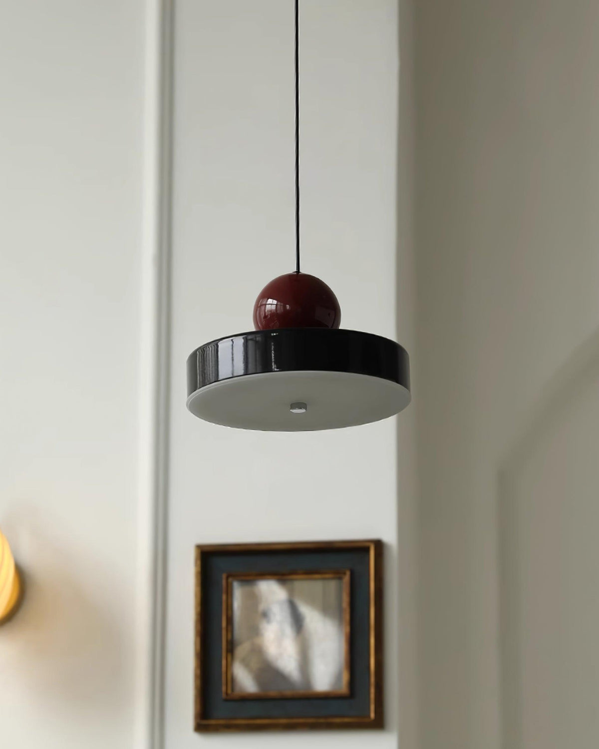Lámpara colgante de metal roja con pantalla esférica moderna de acento esfera
