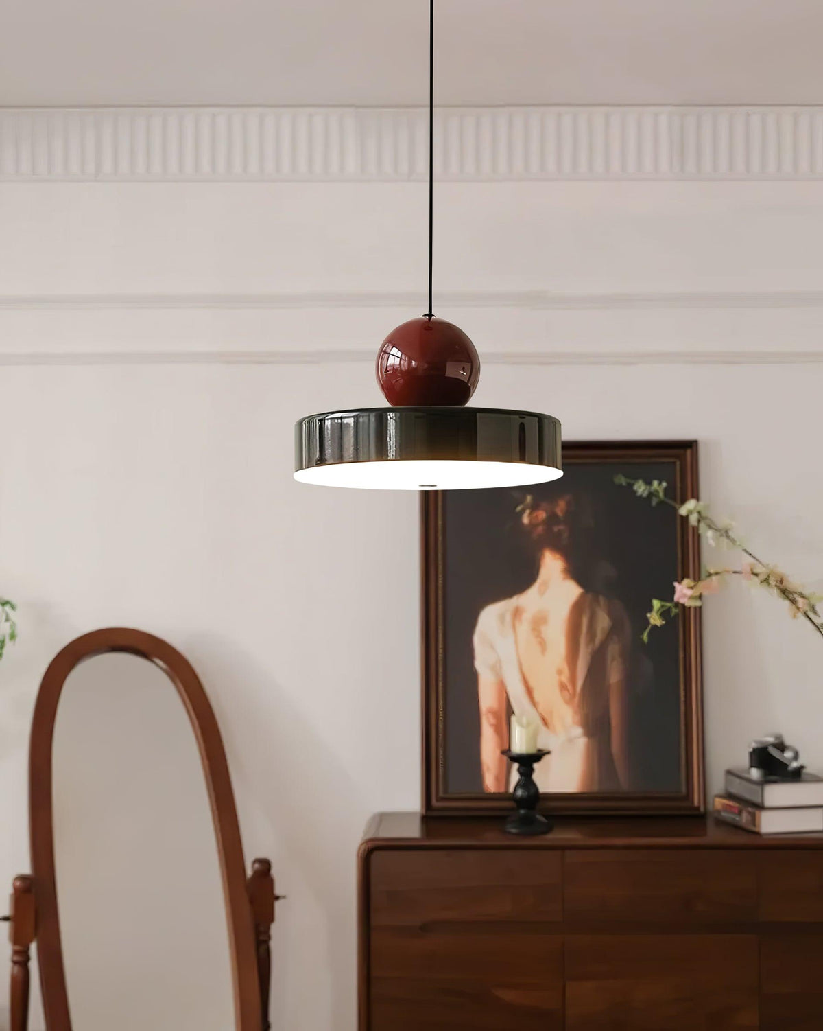 Lámpara colgante de metal roja con pantalla esférica moderna de acento esfera