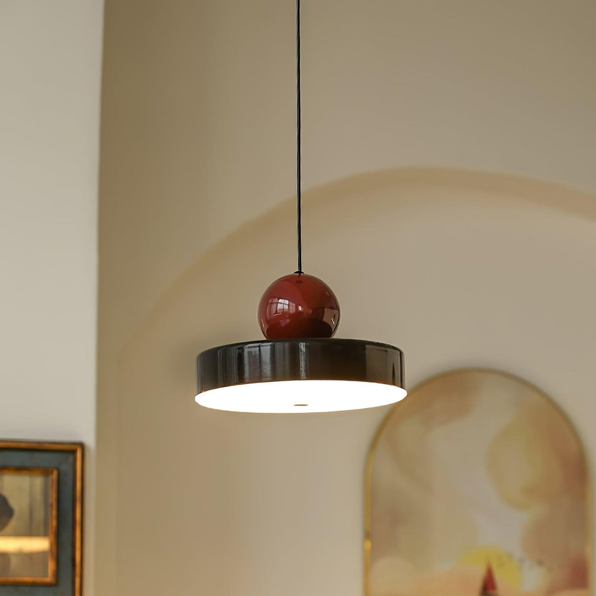 Lámpara colgante de metal roja con pantalla esférica moderna de acento esfera