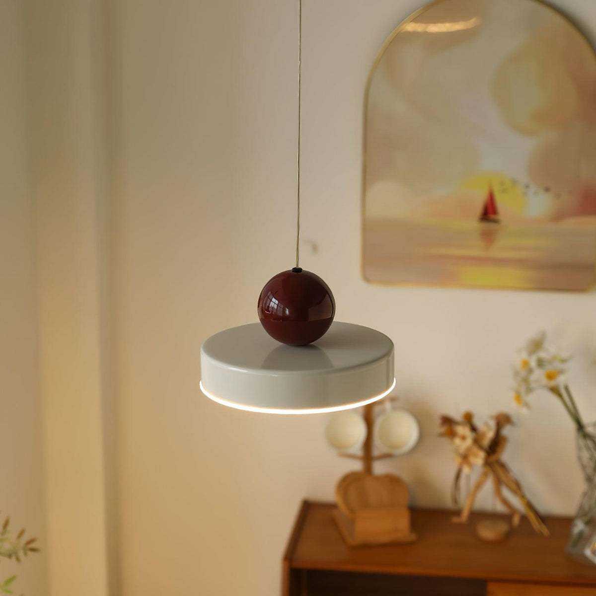 Lámpara colgante de metal roja con pantalla esférica moderna de acento esfera