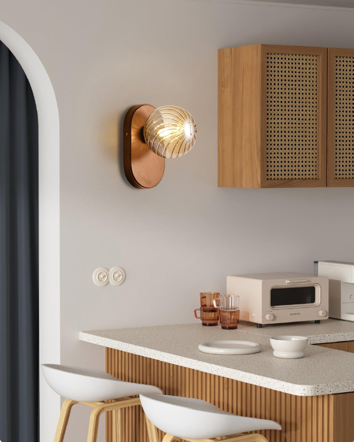 Aplique de pared cuerpo de madera vidrio esmerilado ámbar esfera color nogal moderno acento
