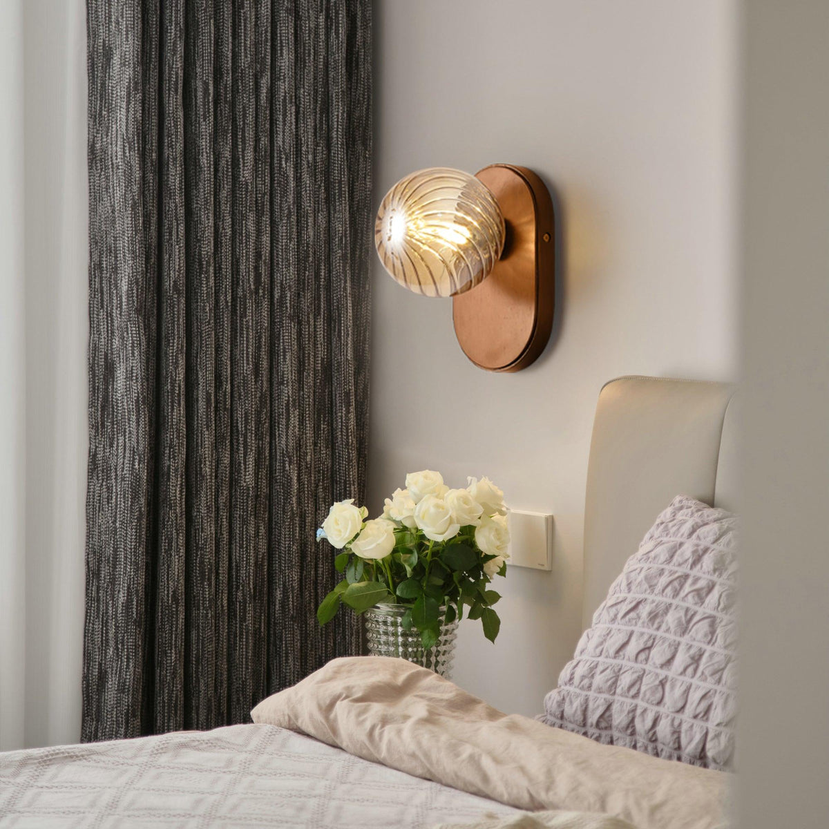 Aplique de pared cuerpo de madera vidrio esmerilado ámbar esfera color nogal moderno acento