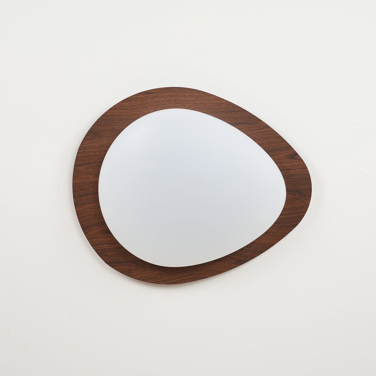 Sylenia lámpara de techo Pebble en nogal con acabado de grano de madera y pantalla de acrílico LED