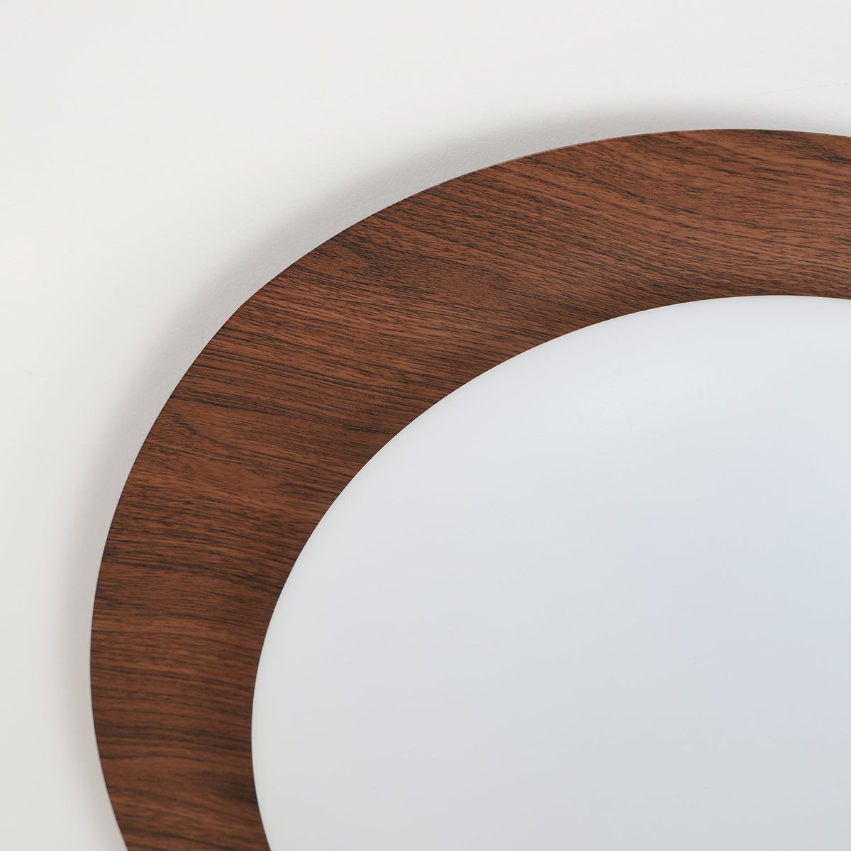 Sylenia lámpara de techo Pebble en nogal con acabado de grano de madera y pantalla de acrílico LED