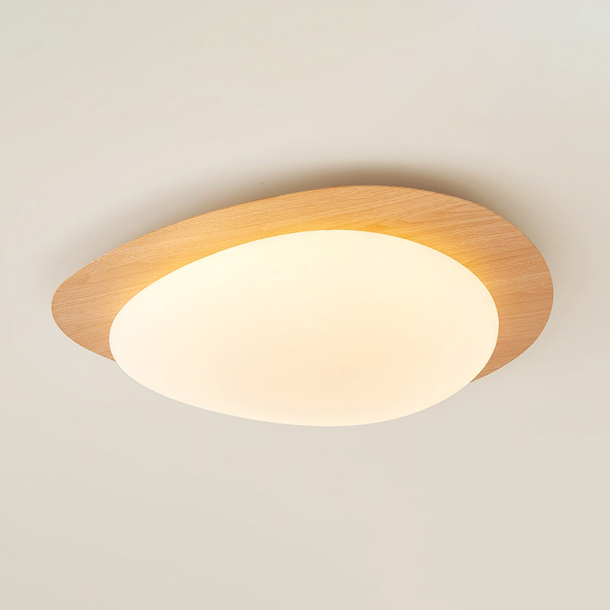 Sylenia lámpara de techo Pebble en nogal con acabado de grano de madera y pantalla de acrílico LED