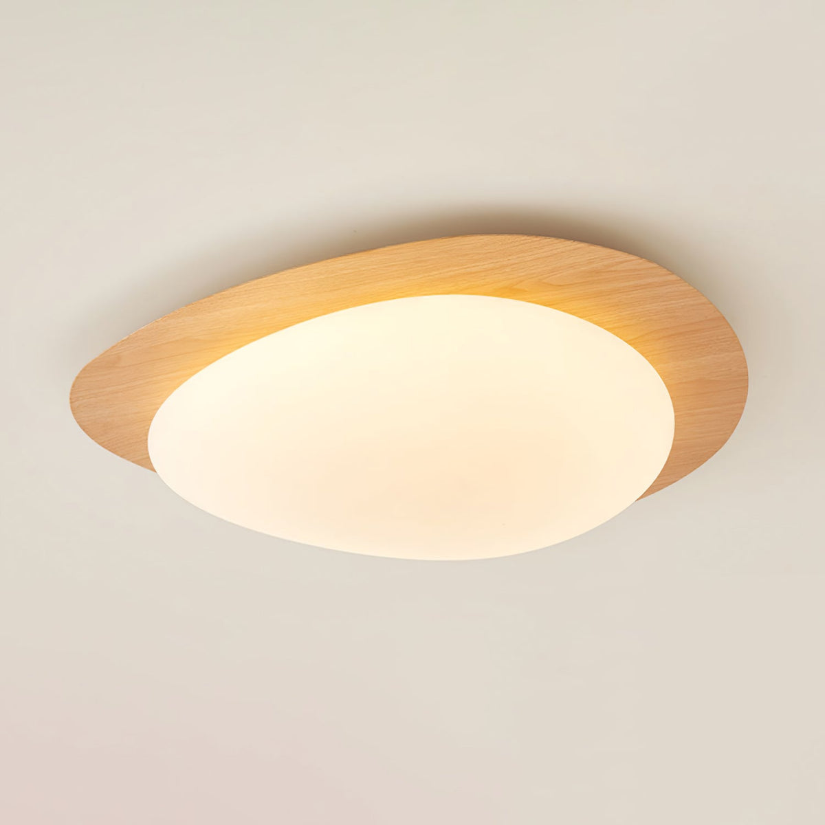 Sylenia lámpara de techo Pebble en nogal con acabado de grano de madera y pantalla de acrílico LED