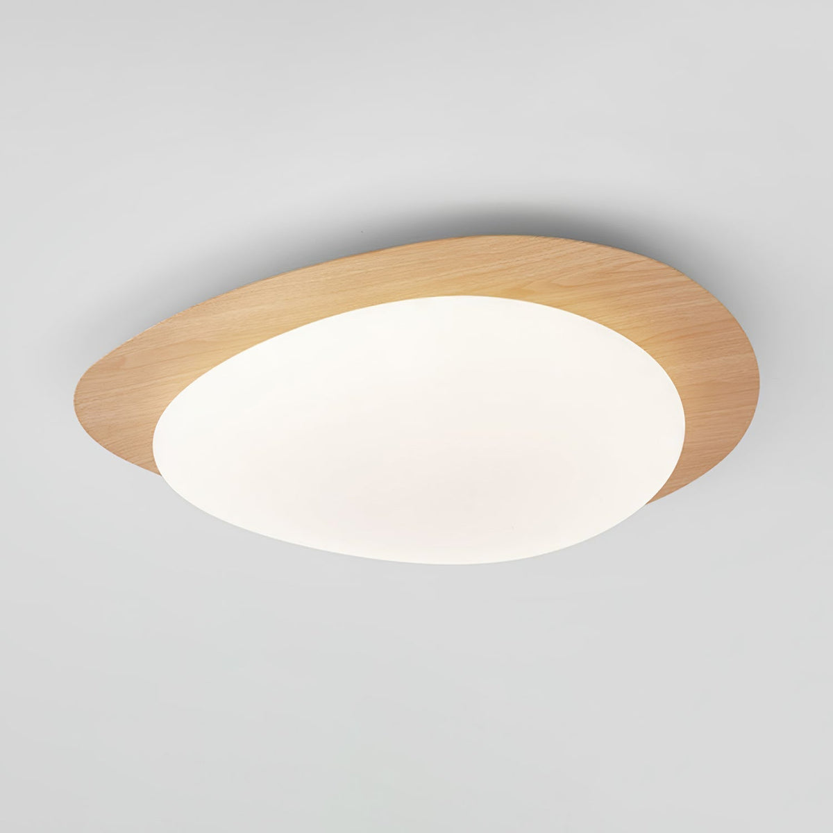 Sylenia lámpara de techo Pebble en nogal con acabado de grano de madera y pantalla de acrílico LED