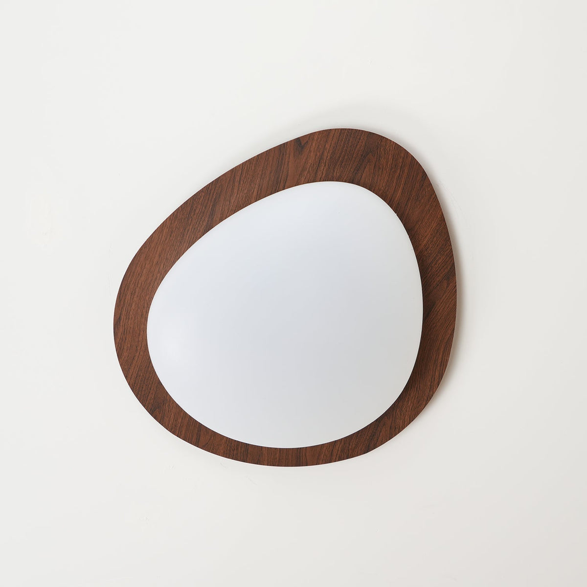 Sylenia lámpara de techo Pebble en nogal con acabado de grano de madera y pantalla de acrílico LED