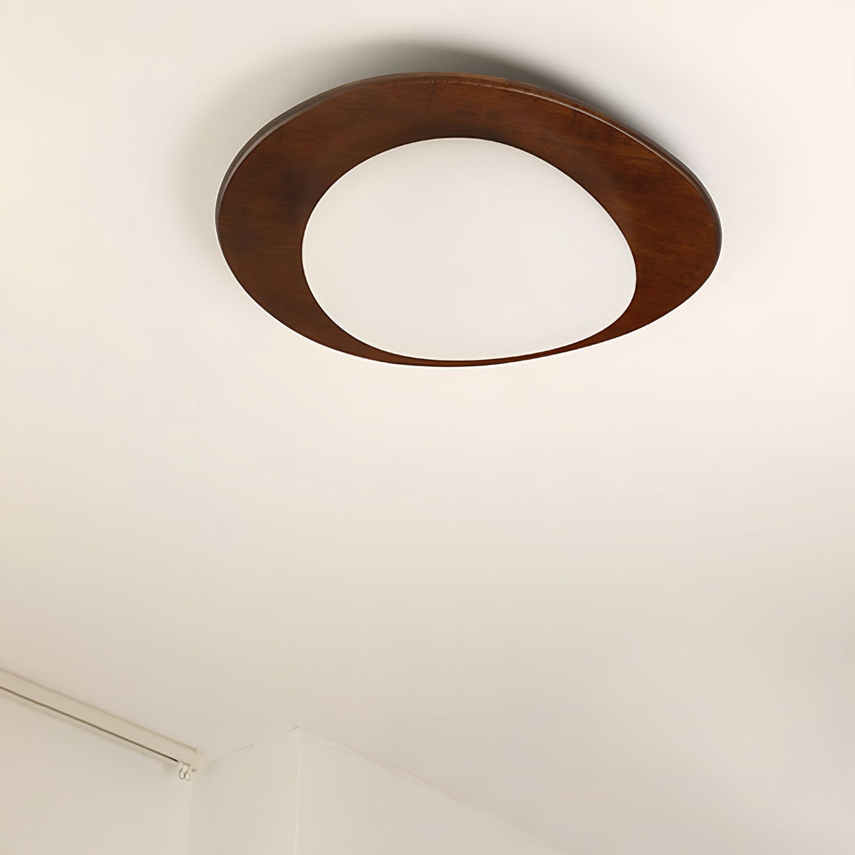 Evory lámpara de techo de madera de nogal Pebble