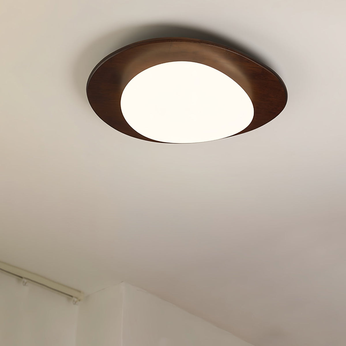 Evory lámpara de techo de madera de nogal Pebble
