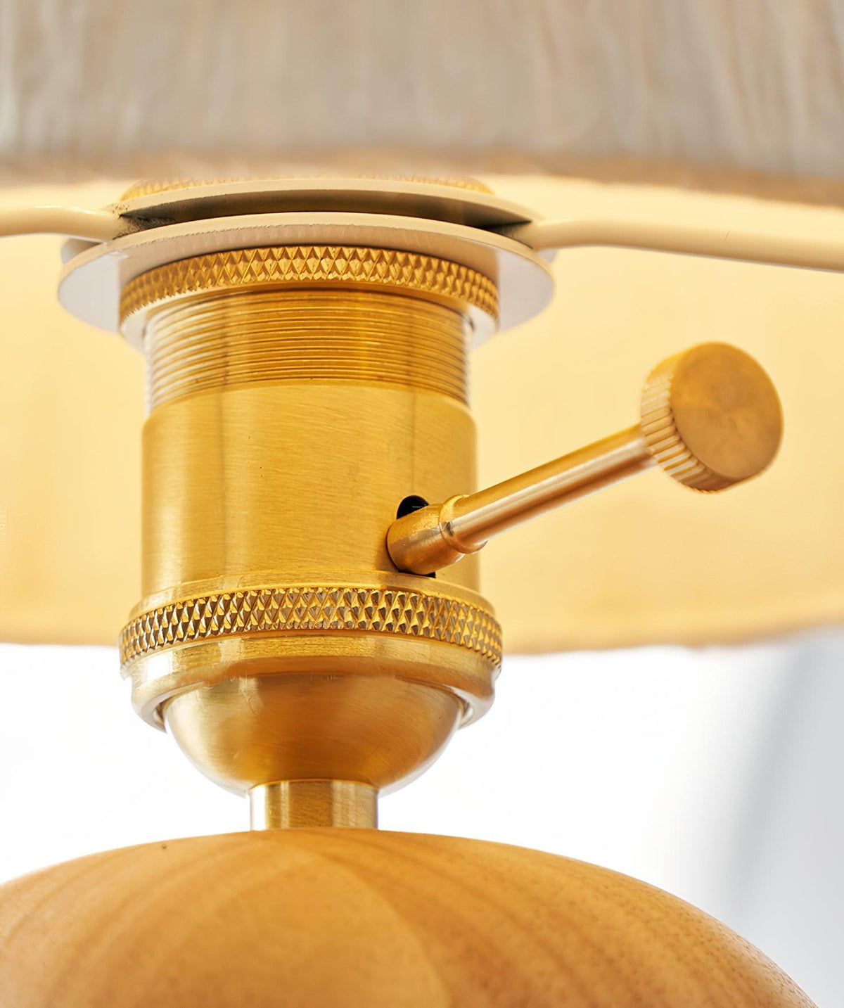 Elugan lámpara de mesa de madera orgánica