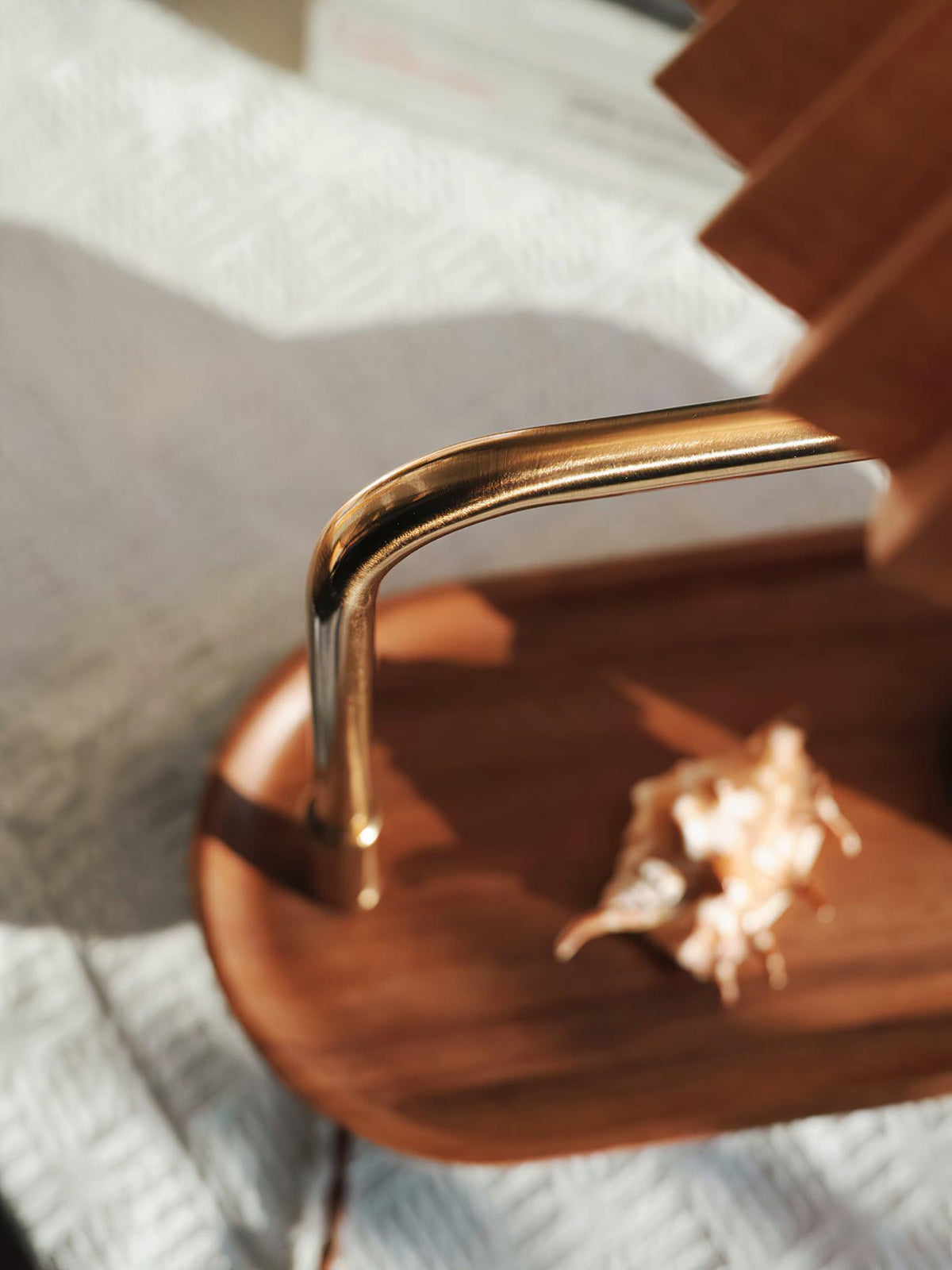 Rinenina lámpara de mesa de madera y tejido vintage