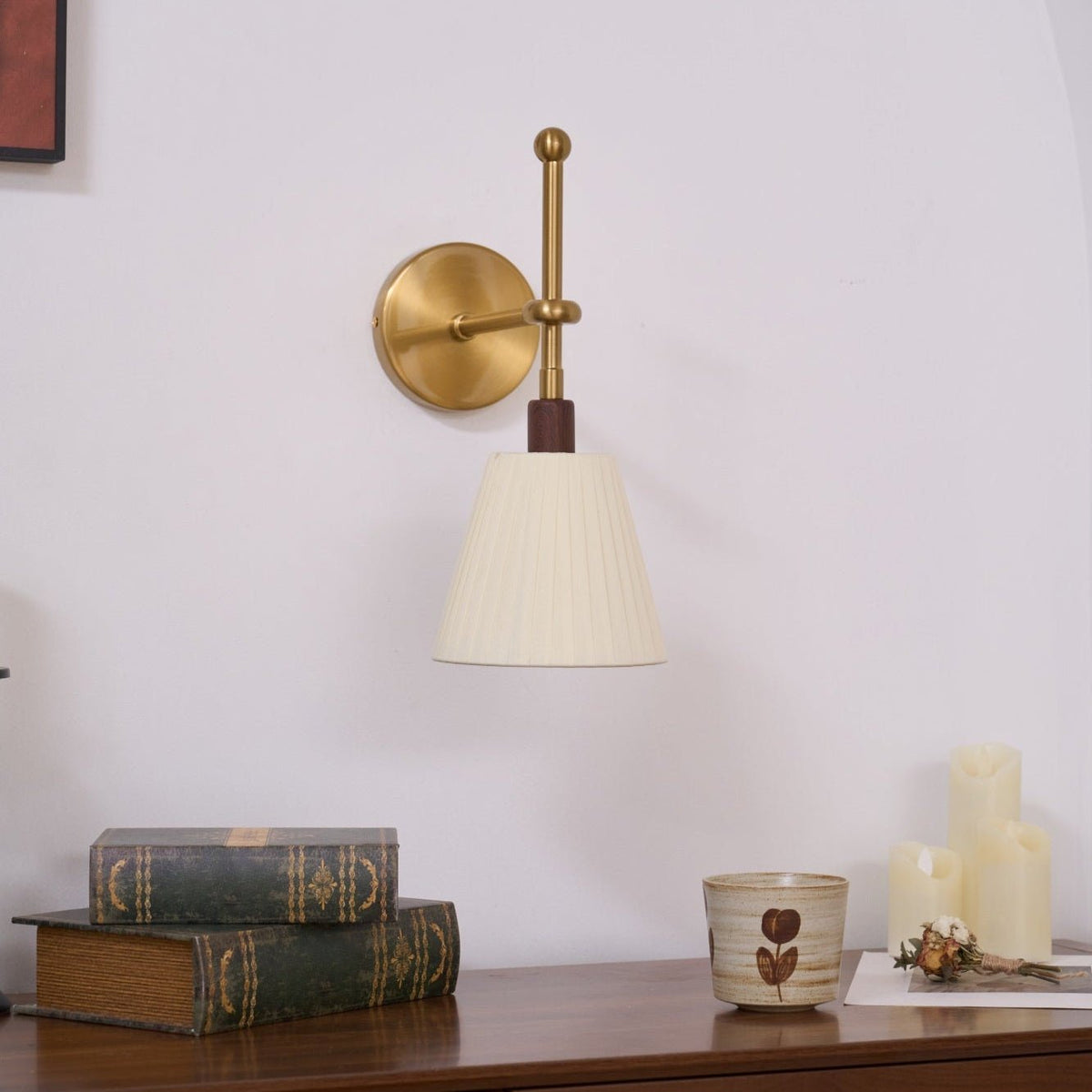 Gairm aplique de pared con pantalla de tela plisada y brazo de latón