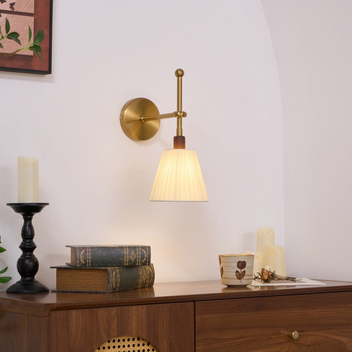 Gairm aplique de pared con pantalla de tela plisada y brazo de latón