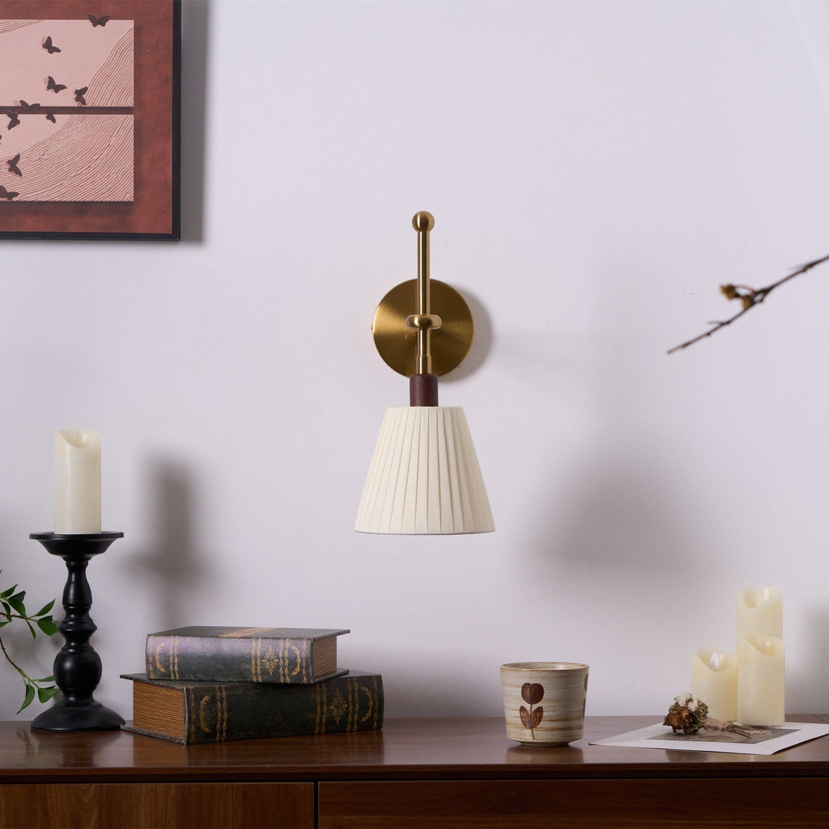 Gairm aplique de pared con pantalla de tela plisada y brazo de latón