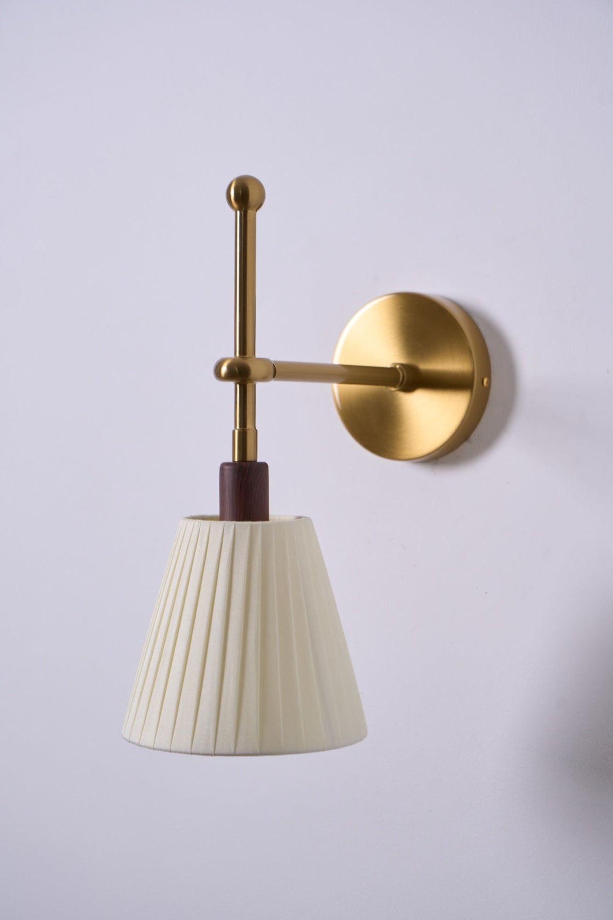 Gairm aplique de pared con pantalla de tela plisada y brazo de latón