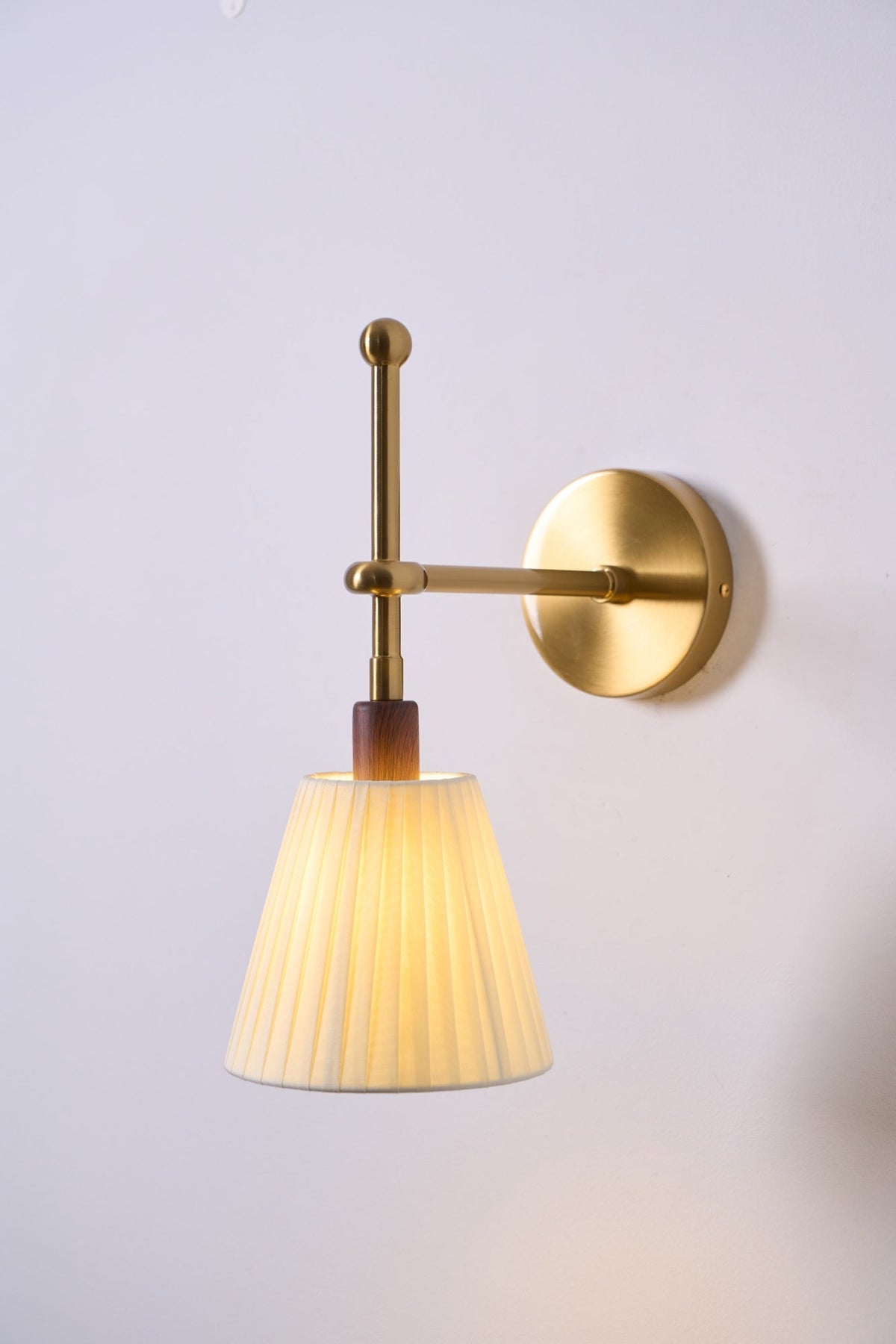 Gairm aplique de pared con pantalla de tela plisada y brazo de latón