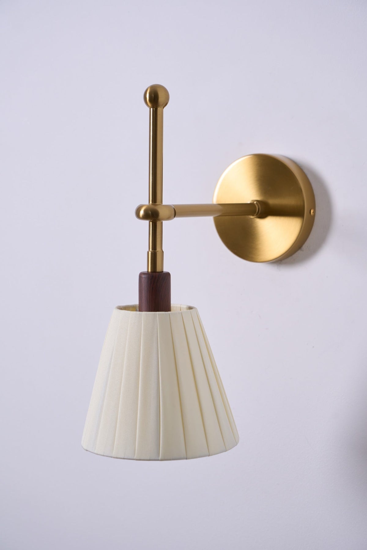 Gairm aplique de pared con pantalla de tela plisada y brazo de latón