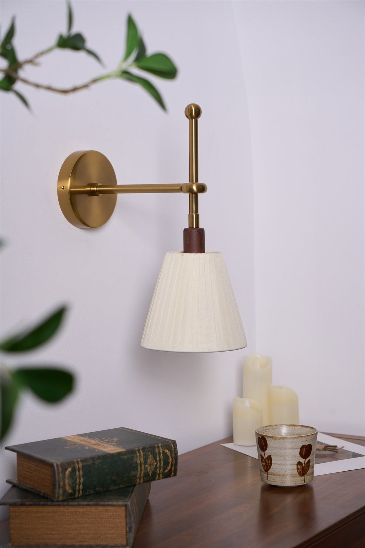 Gairm aplique de pared con pantalla de tela plisada y brazo de latón