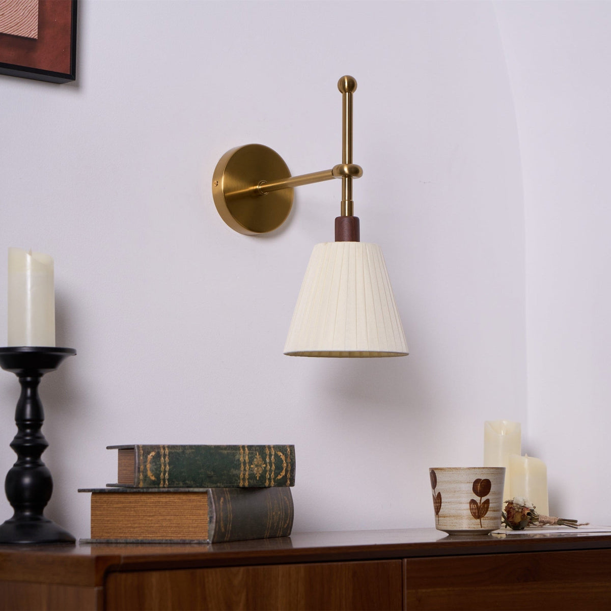 Gairm aplique de pared con pantalla de tela plisada y brazo de latón