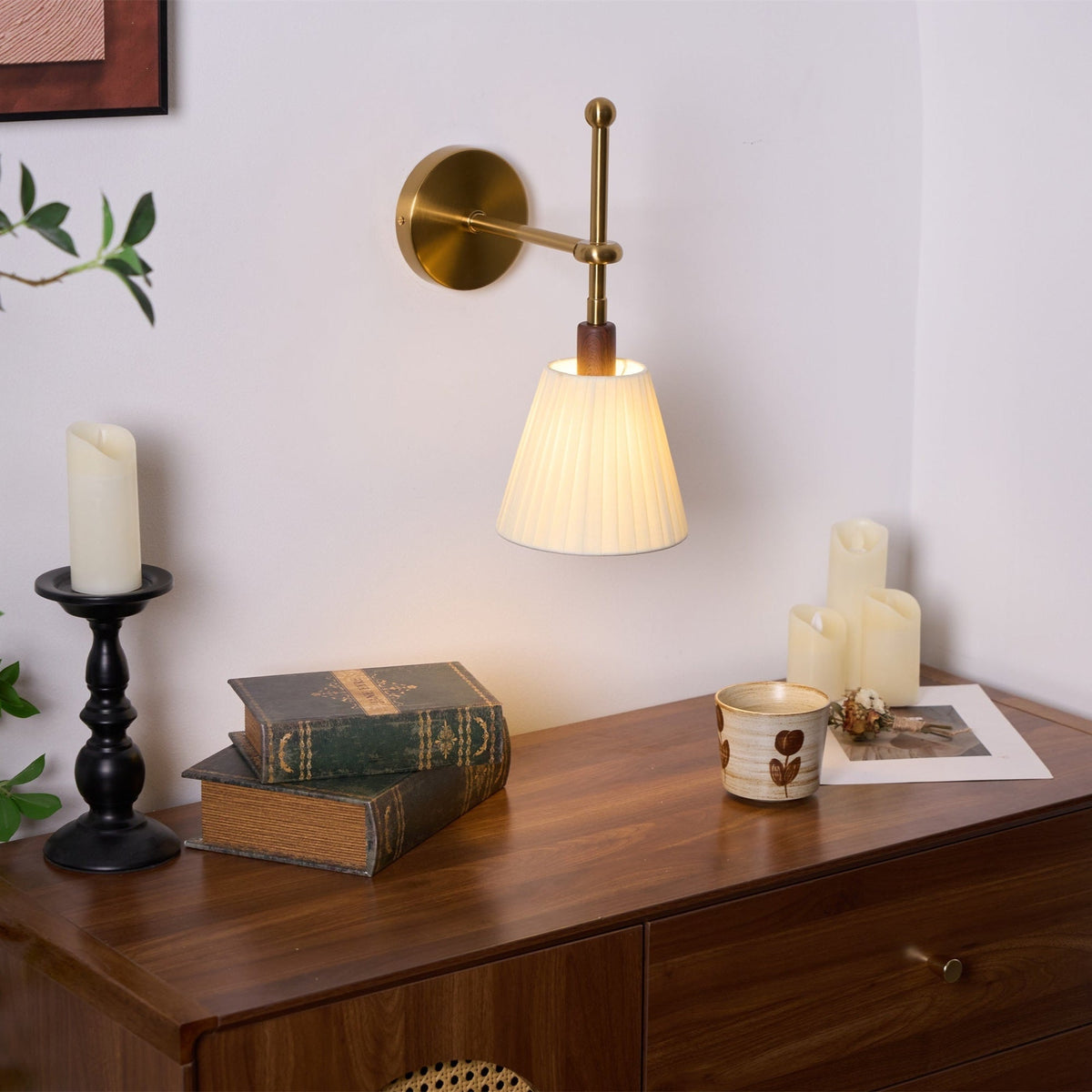 Gairm aplique de pared con pantalla de tela plisada y brazo de latón