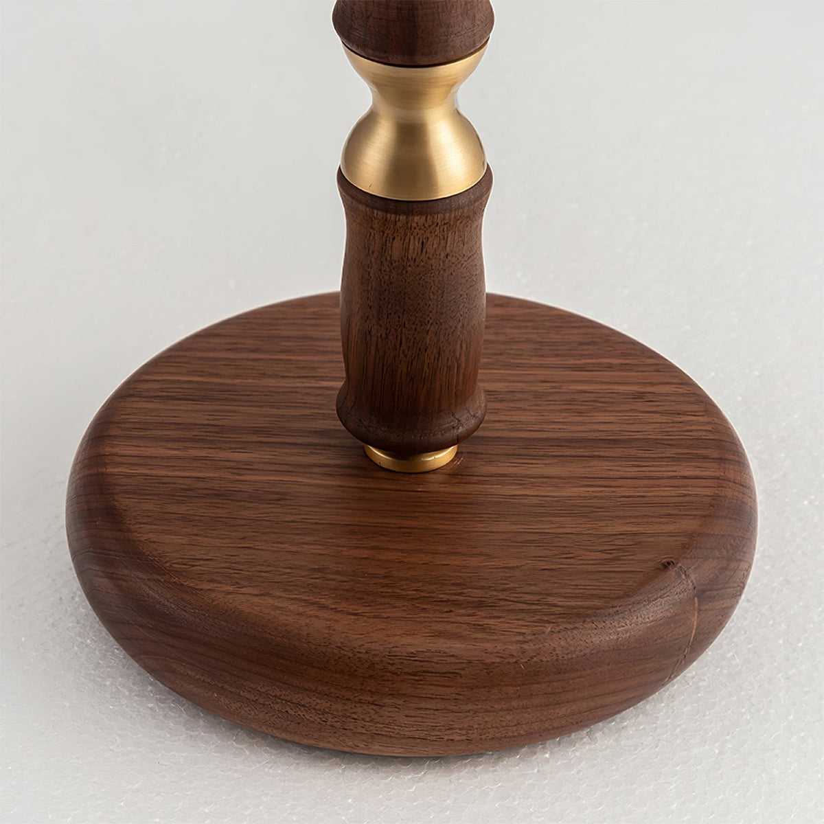 Fiora lámpara de mesa plisada de nogal