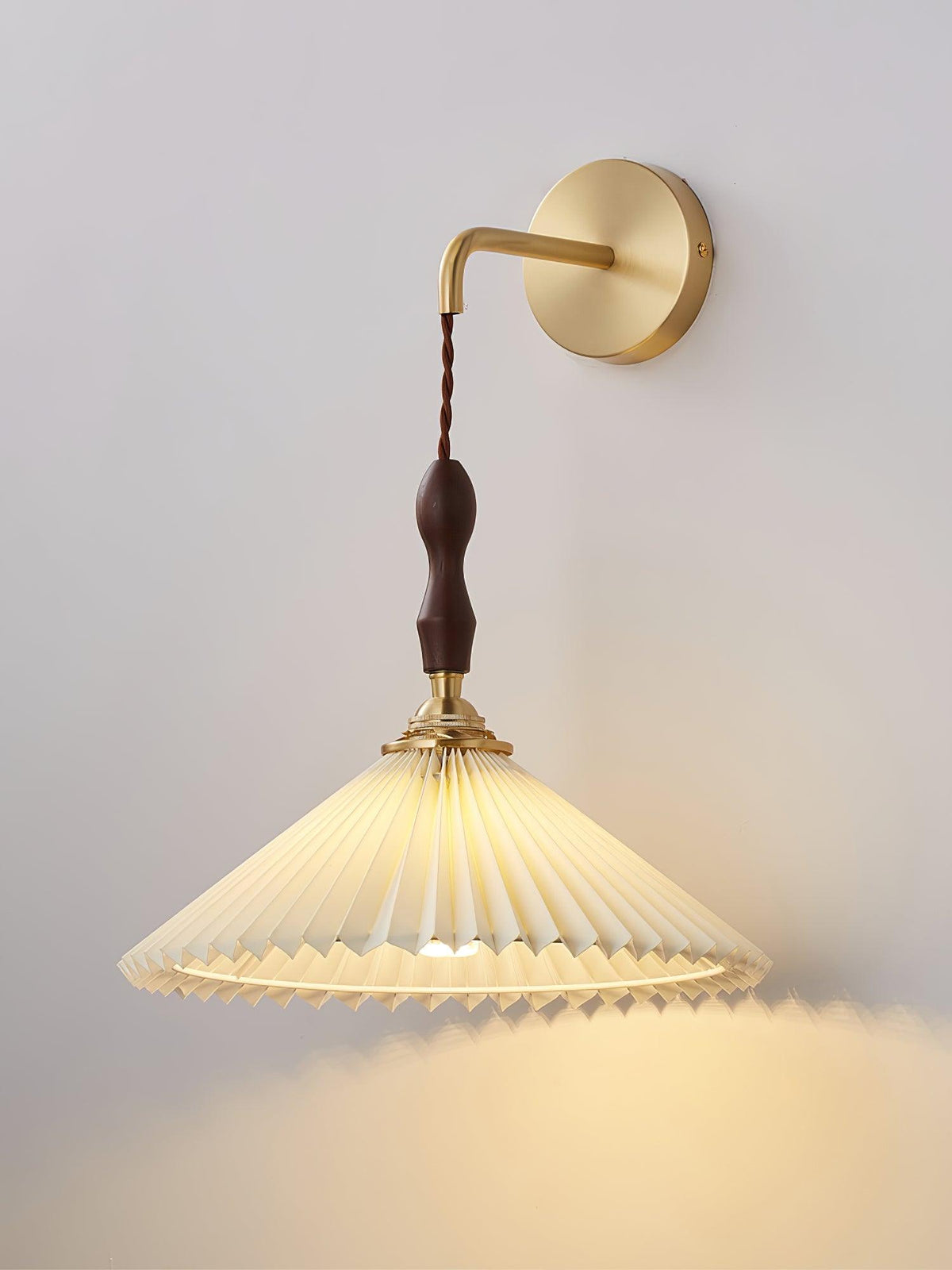 Mordan aplique de pared de madera de nogal con pantalla plisada elegancia Premium