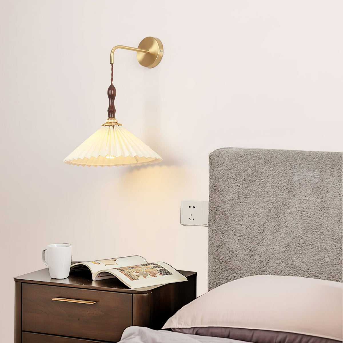 Mordan aplique de pared de madera de nogal con pantalla plisada elegancia Premium