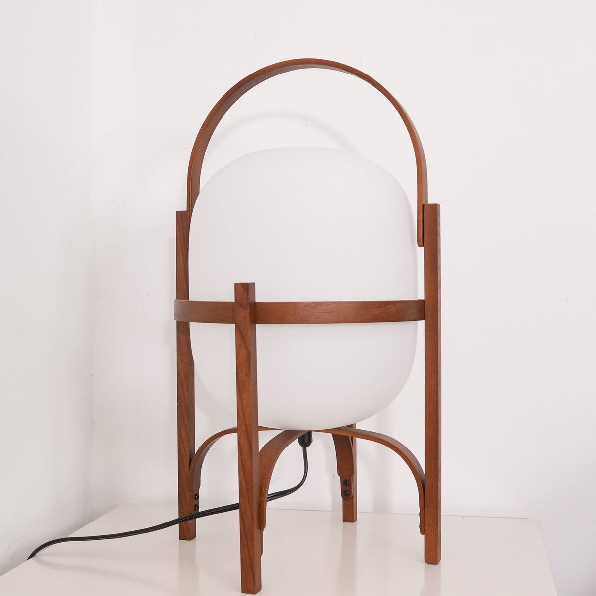 Lethra lámpara de mesa de madera y vidrio