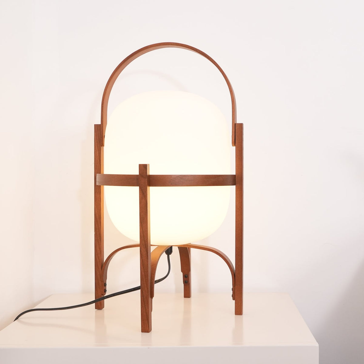 Lethra lámpara de mesa de madera y vidrio