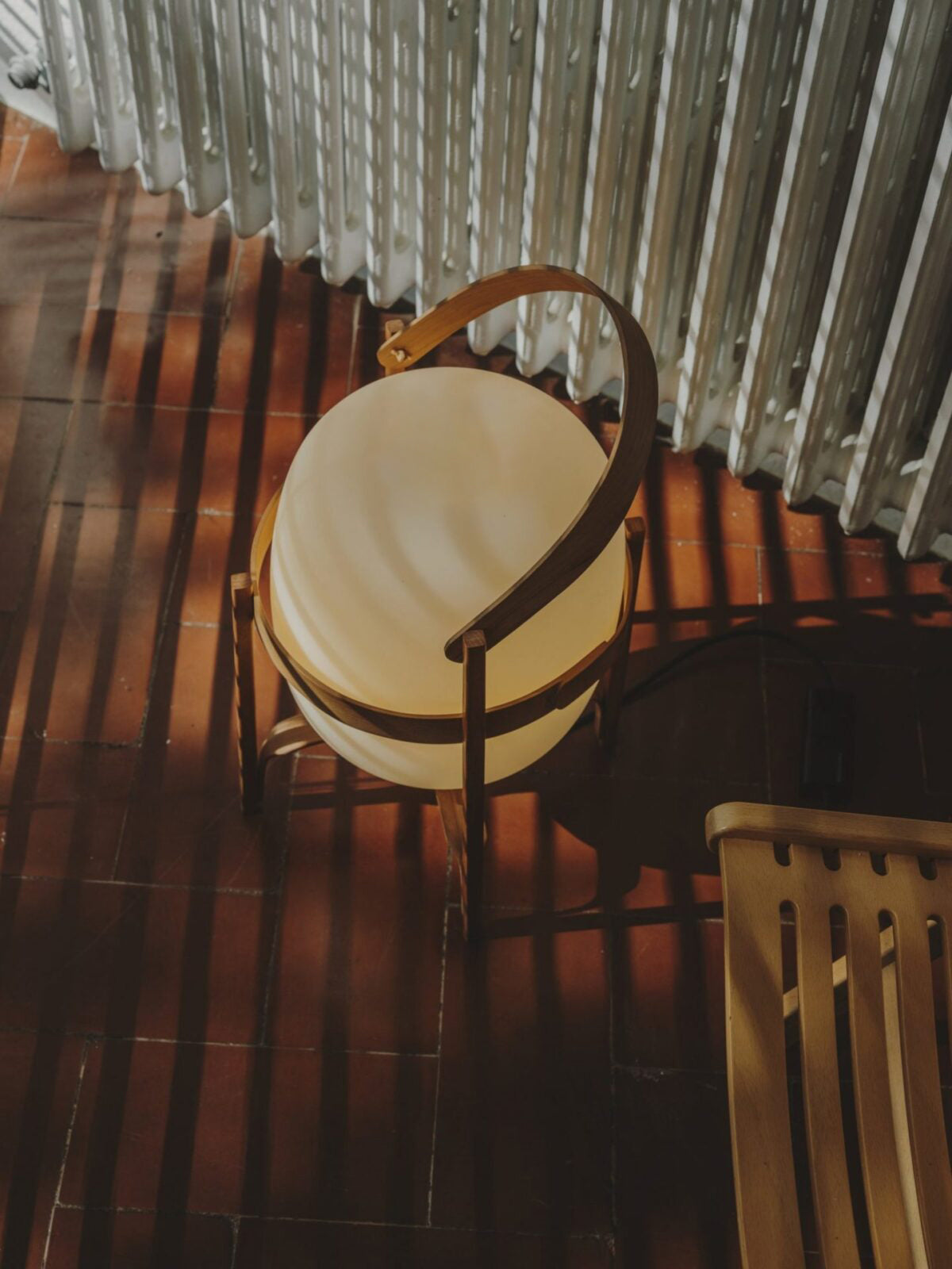 Lethra lámpara de mesa de madera y vidrio