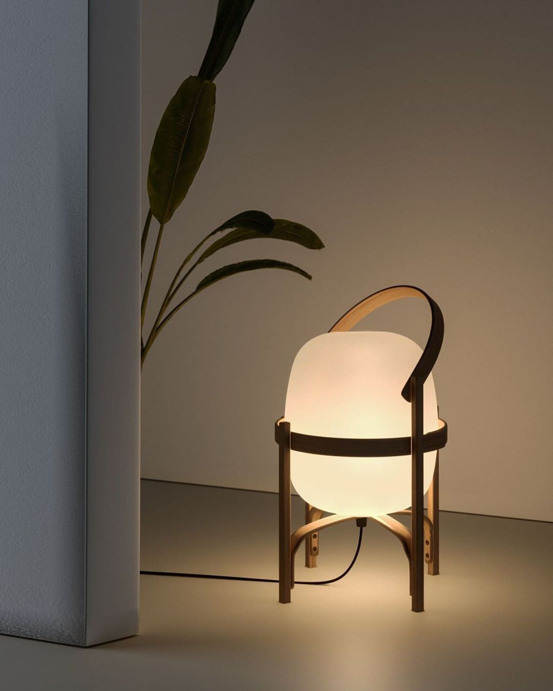 Lethra lámpara de mesa de madera y vidrio