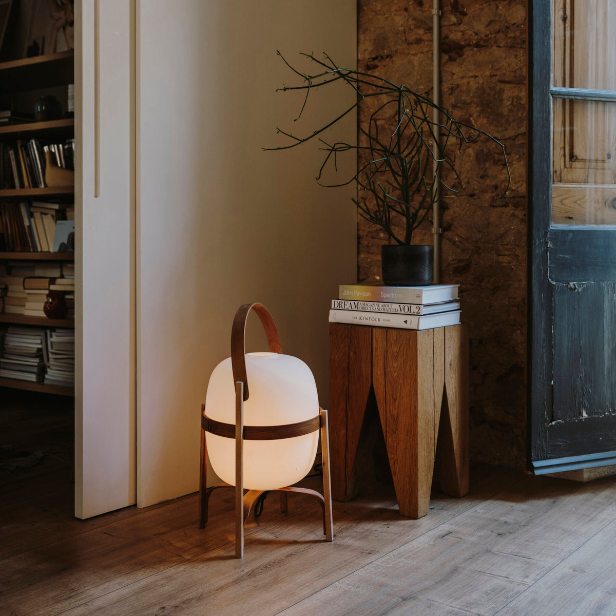 Lethra lámpara de mesa de madera y vidrio