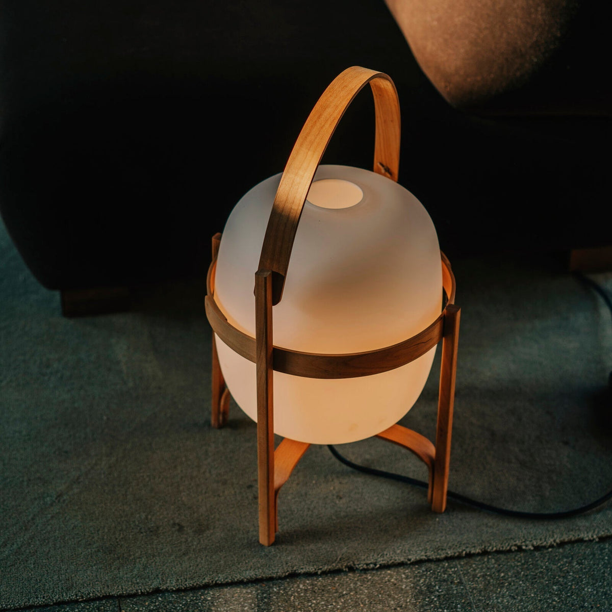 Lethra lámpara de mesa de madera y vidrio