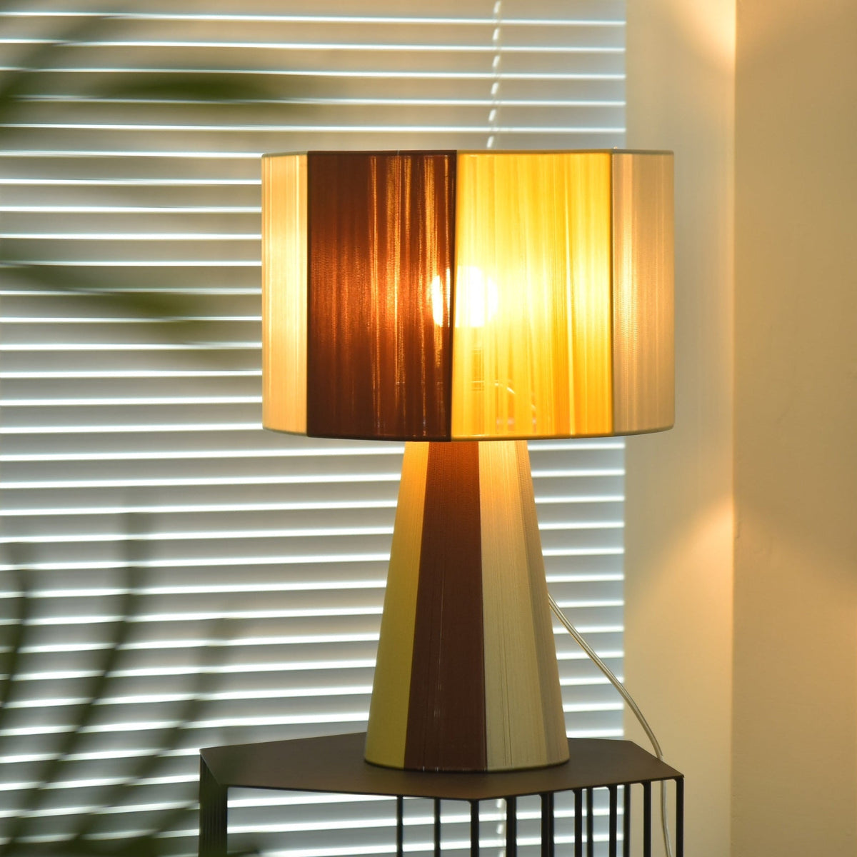 Ezra lámpara de mesa moderna de tejido