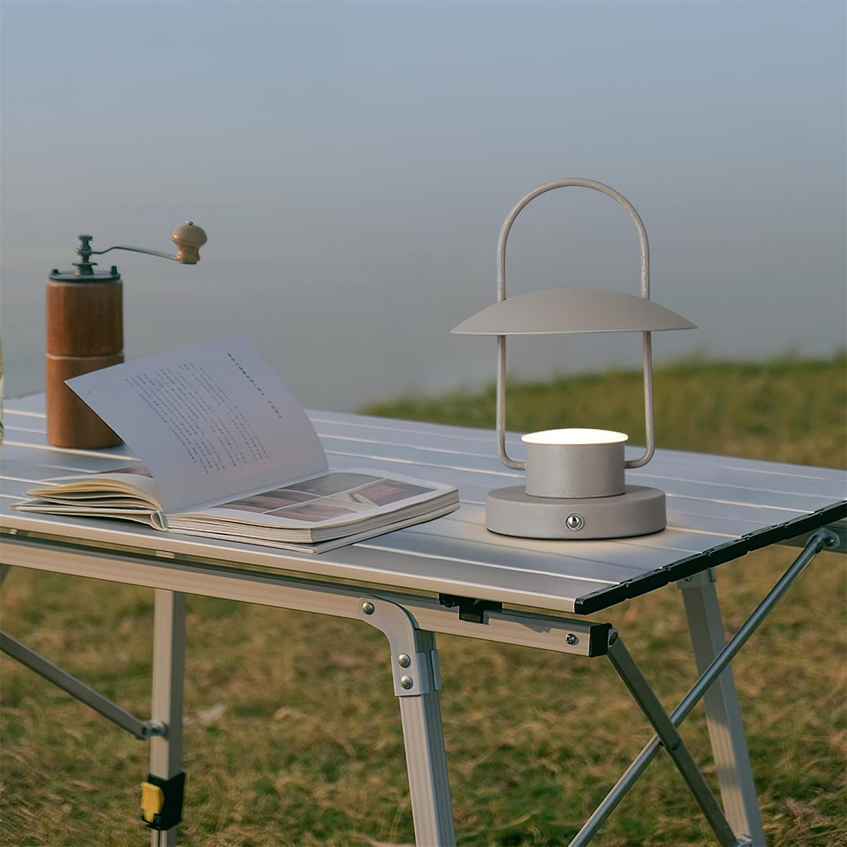 Solaran lámpara de mesa gris contemporánea