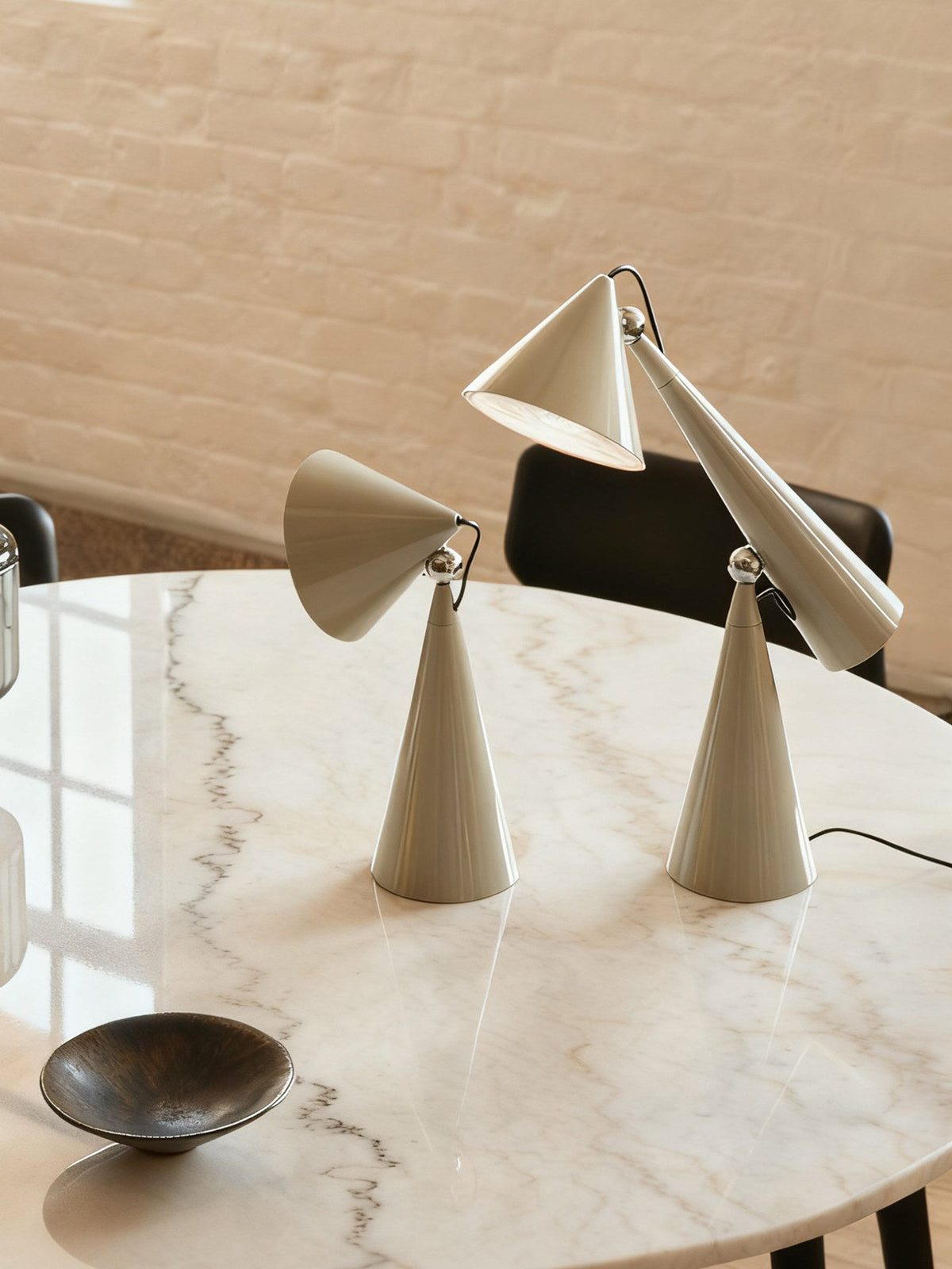 Lámpara de mesa cono recargable